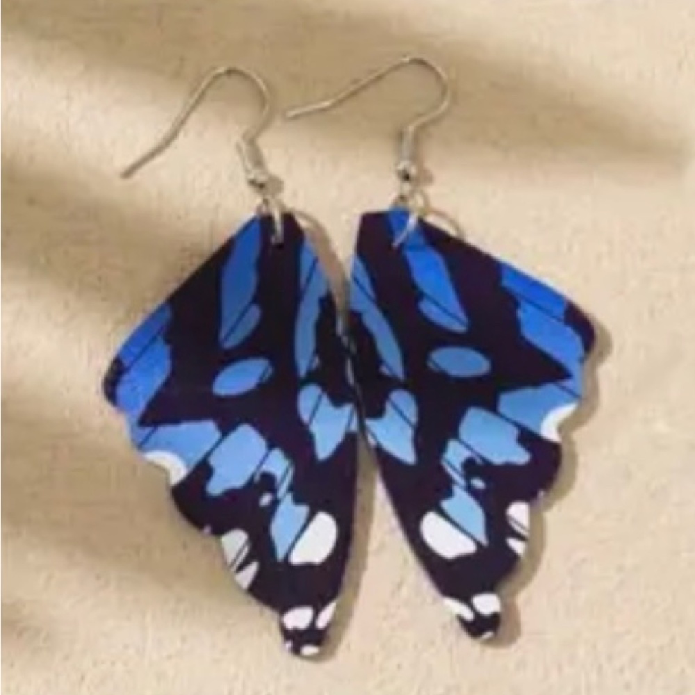 NWT Beautifully Detailed and Colorful Butterfly Wings Pierced Dangle Earrings!